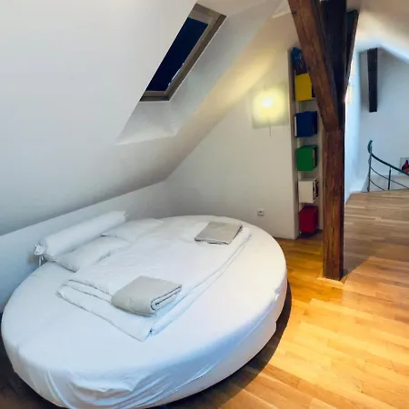 Attic 15 Min To Charles Bridge Апартаменты *