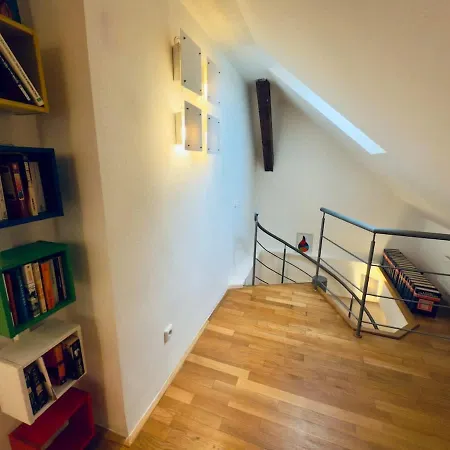 Attic 15 Min To Charles Bridge Апартаменты