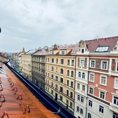 Апартаменты Attic 15 Min To Charles Bridge Прага